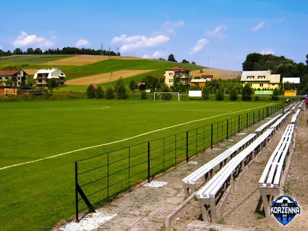 Baza sportowa ULKS Korzenna - zdjęcie zrobione od wschodu. Baza sportowa ULKS Korzenna - zdjęcie zrobione od wschodu.