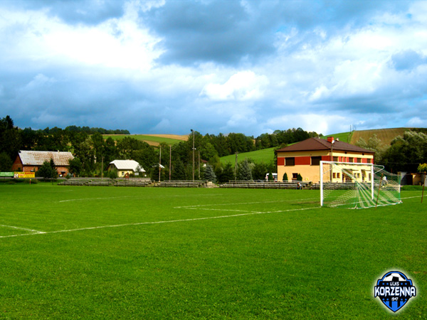 Baza sportowa ULKS Korzenna - zdjęcie zrobione od południa. Baza sportowa ULKS Korzenna - zdjęcie zrobione od południa.